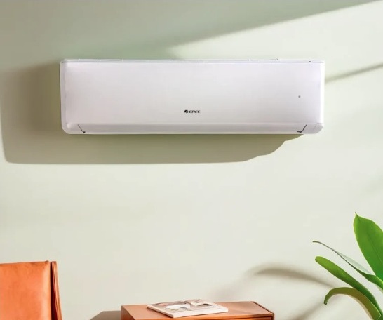 Luftvärmepump installerad på en husvägg